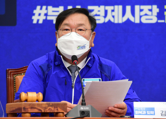 김태년 민주당 대표 직무대행이 5일 국회에서 열린 중앙선대위 회의에서 발언하고 있다. 연합뉴스